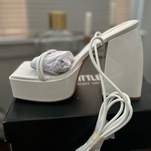 Prettylittething- White platform heels / size 8